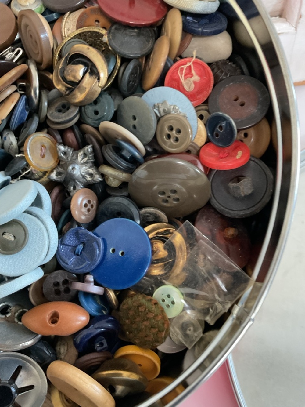 Mixed Sewing Buttons in Tin - Multicolor Craft Supply 3 Pounds - Picture 4 of 7